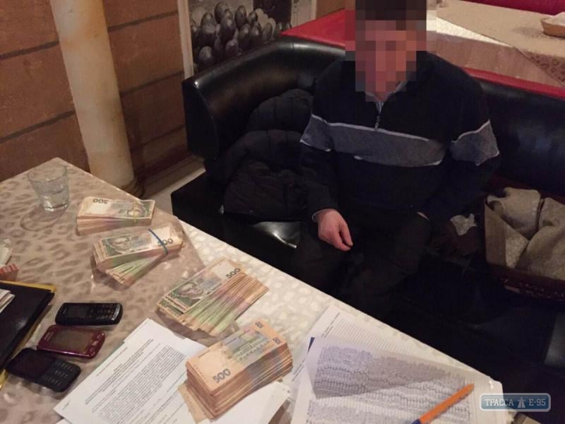 Одесский судья попался на взятке в 500 тыс. грн и сбежал, стреляя в детективов 