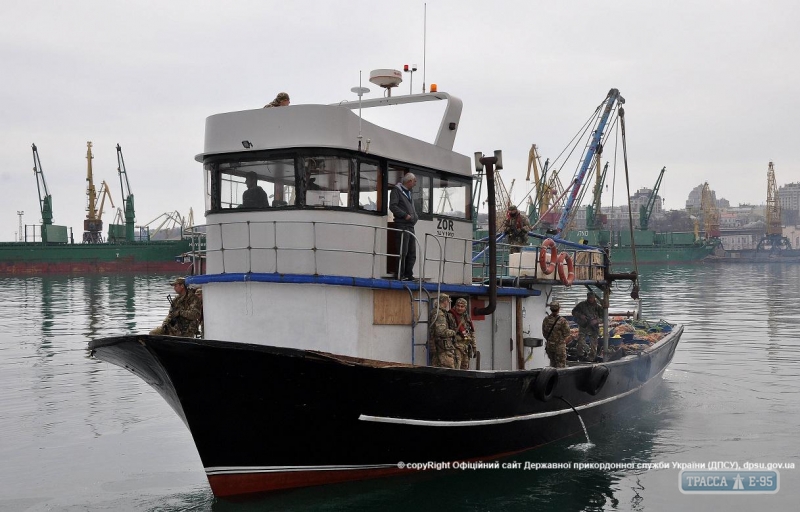 Суд конфисковал турецкую шхуну, задержанную одесскими пограничниками за незаконный вылов рыбы