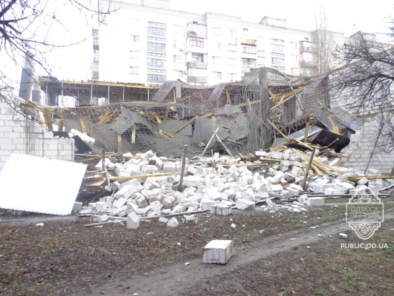 Строящийся супермаркет рухнул в Суворовском районе Одессы (фото, видео)