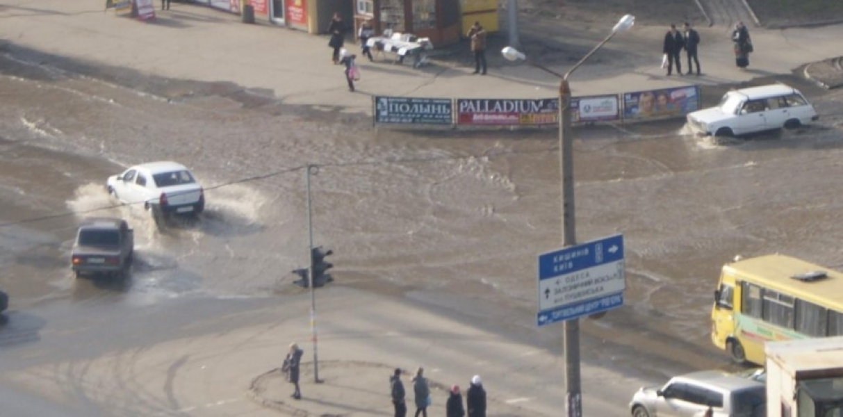 Улицы поселка Котовского в Одессе утонули из-за прорыва водопровода (фото)