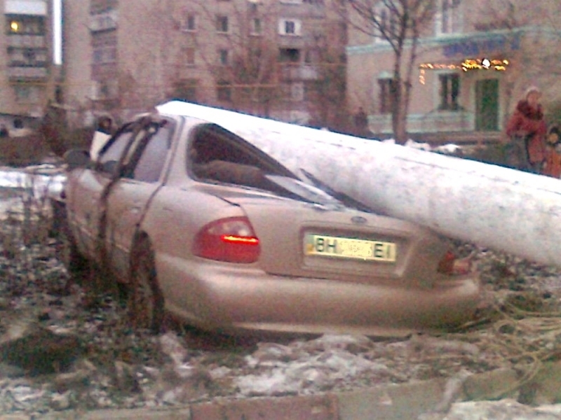 Пьяный автомобилист снес электроопору и оставил без света целый город в Одесской области