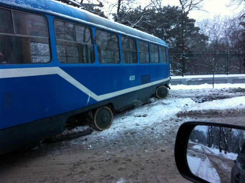 Трамвай сошел с рельсов и перекрыл движение на Французском бульваре в Одессе