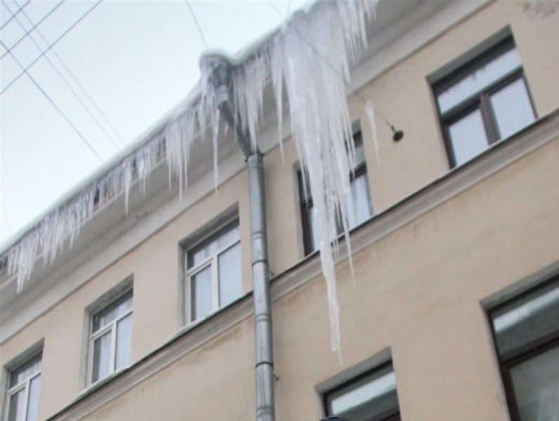 Ледяная глыба, сорвавшаяся с крыши в Одессе, пробила голову мужчине