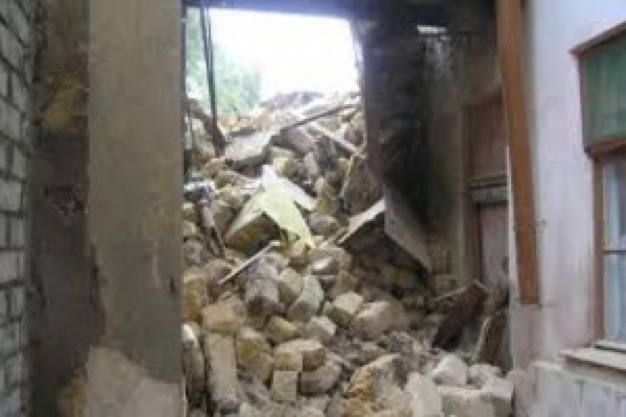 Коммунальщики эвакуировали жителей аварийного одесского дома, который чуть не рухнул    
