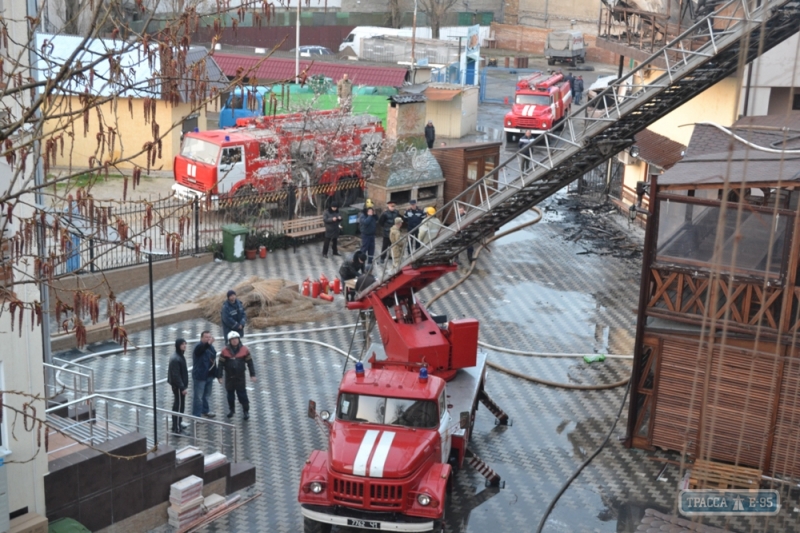 Масштабный пожар произошел в Затоке под Одессой: горела база отдыха и два бара (фото, видео)