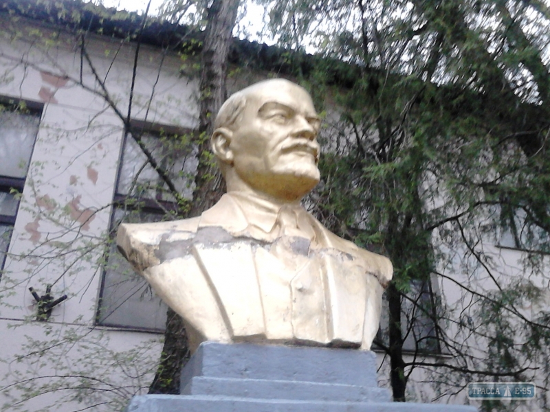 Болградский район не спешит сносить памятники Ленину: к ним даже возлагают цветы