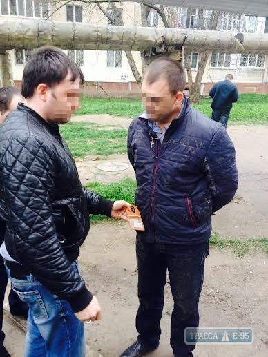 СБУ со стрельбой задержала попавшегося на взятке полицейского в Одессе (фото)