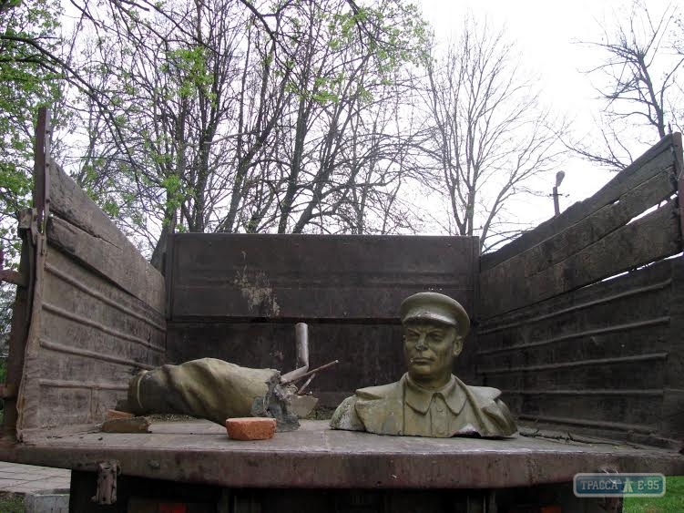 В Ананьеве снесли памятник Кирову (фото) 