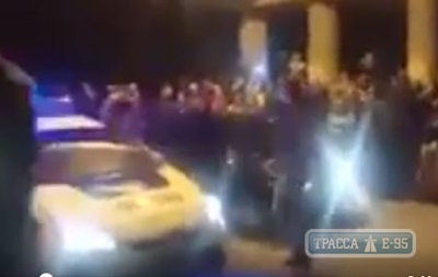 Патрульные полицейские на служебном авто участвовали в незаконных уличных гонках в Одессе (видео)