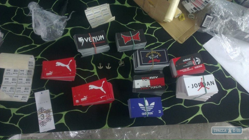 Прокуратура прикрыла в Одессе подпольный цех по изготовлению одежды с логотипами известных брендов