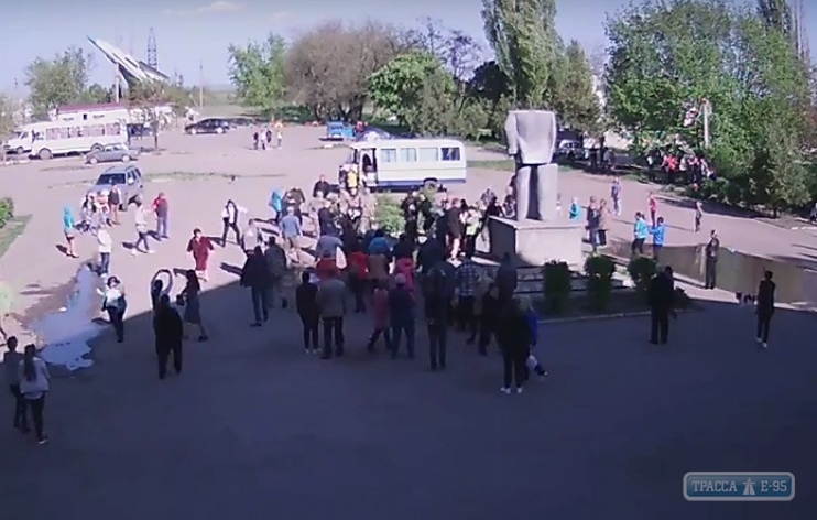 Жители поселка под Одессой побили военнослужащих, которые приехали сносить памятник Ленину (видео)