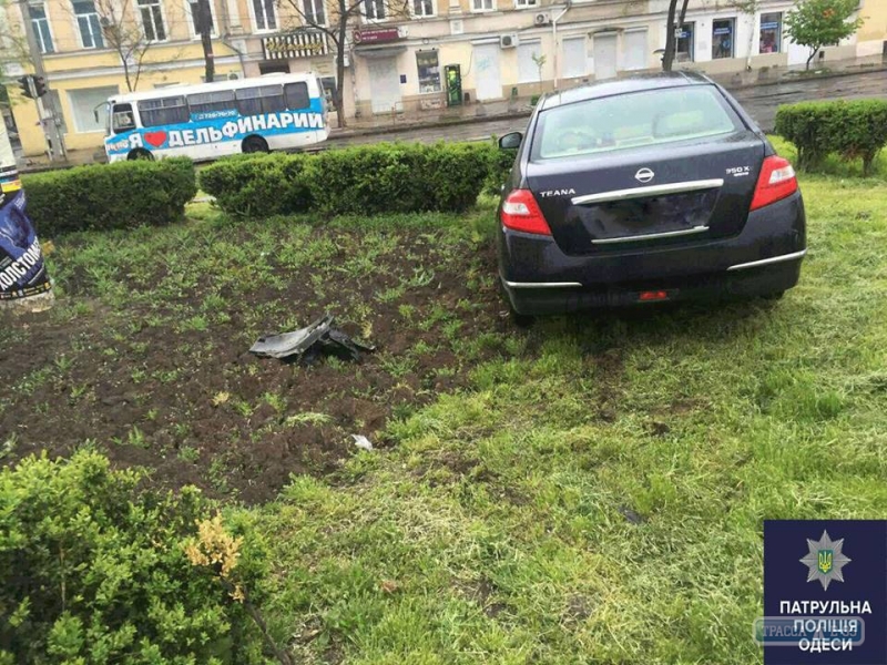 Пьяный водитель в центре Одессы, пытаясь скрыться от патрульных, влетел в клумбу (фото)