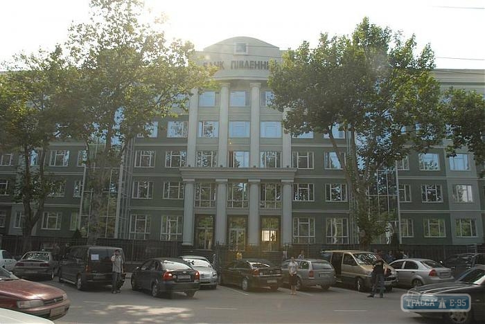 Одесский банк, здание которого подверглось обстрелу из гранатомета, работает в обычном режиме