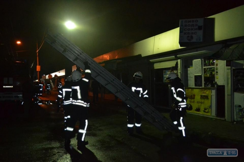 Одесские спасатели потушили ночной пожар на Привозе