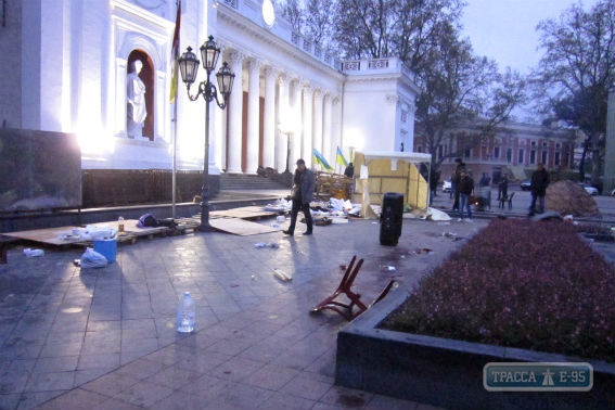 Активист майдана подрался с экс-секретарем Одесского горсовета (видео)