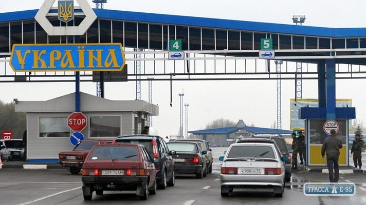 Таможенник попался на взятке в пункте пропуска в ПМР в Одесской области