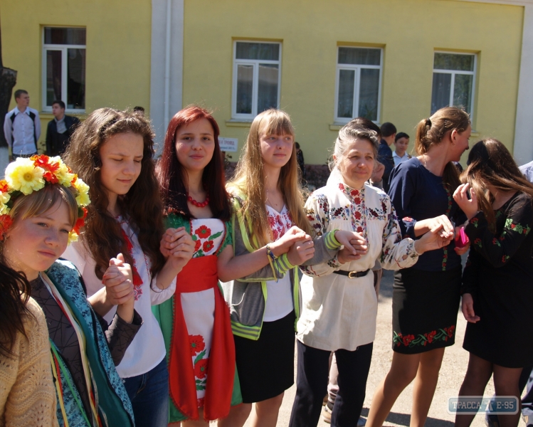 Школьники в Любашевке устроили День вышиванки