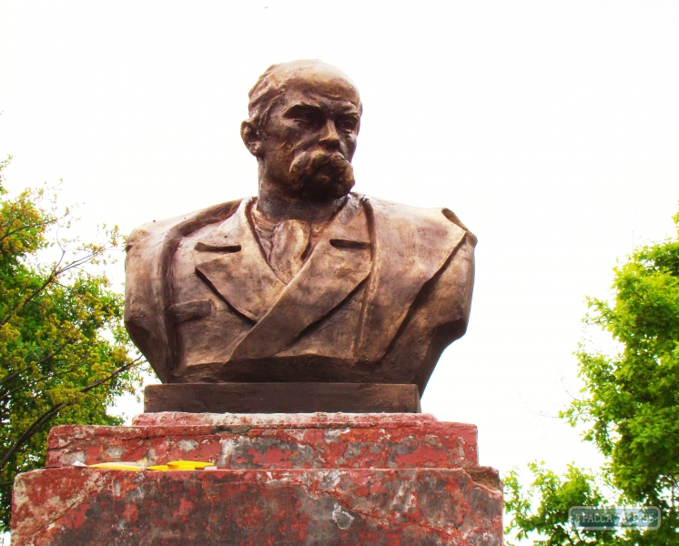 Бюст Шевченко сменил Сталина и Ленина на главном пьедестале города Рени