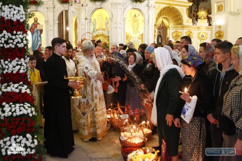 Множество православных одесситов пришли в Спасо-Преображенский собор на ночную пасхальную службу