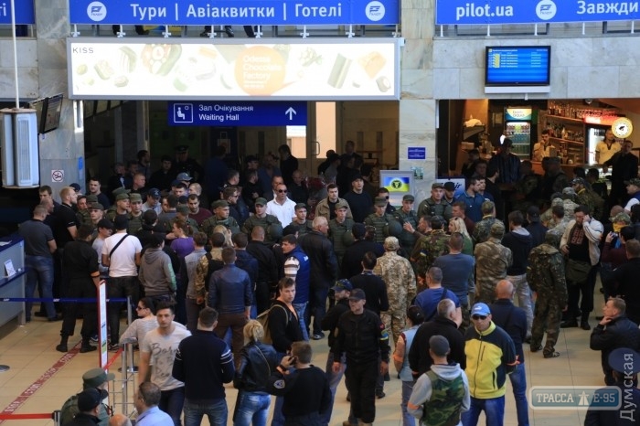 Активисты Автомайдана заблокировали в Одесском аэропорту лидеров Оппозиционного блока