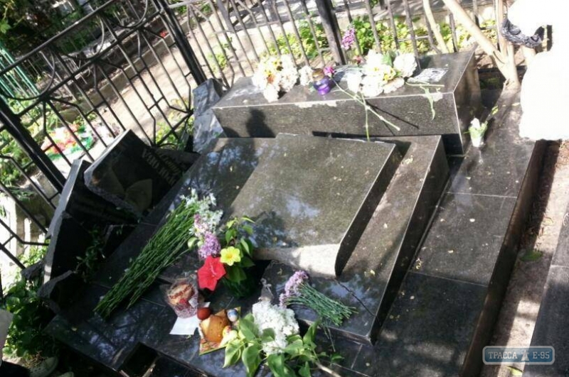Вандалы в очередной раз разбили памятники на одесском кладбище