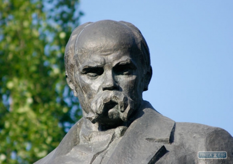 Памятник Шевченко занял место вождя пролетариата в селе Кодымского района Одесской области