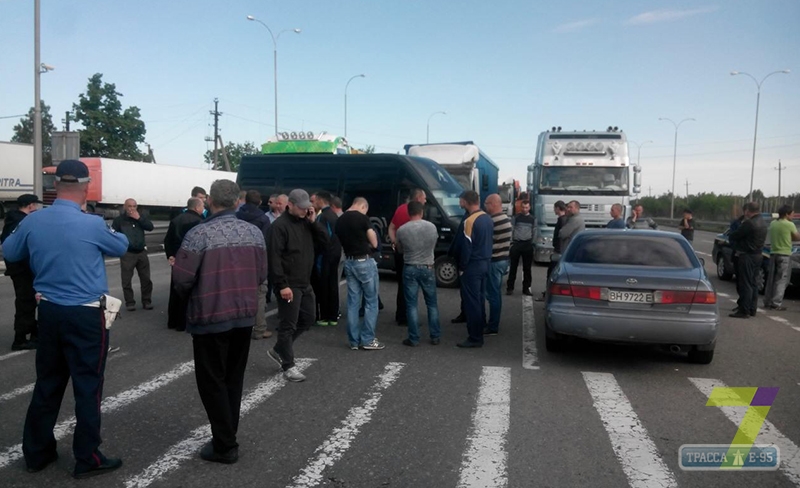 Дальнобойщики перекрыли трассу Одесса-Киев в Одесской области