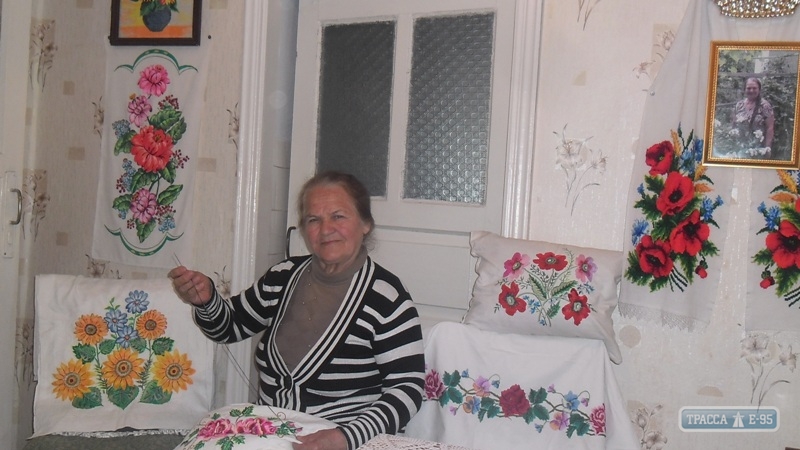 Жители Николаевского района вышивают картины и пекут караваи с трезубцем (фото)