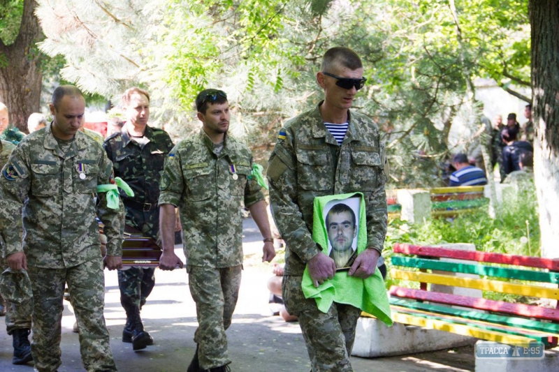 Жители Черноморска простились с еще одним погибшим в зоне АТО земляком (фото)