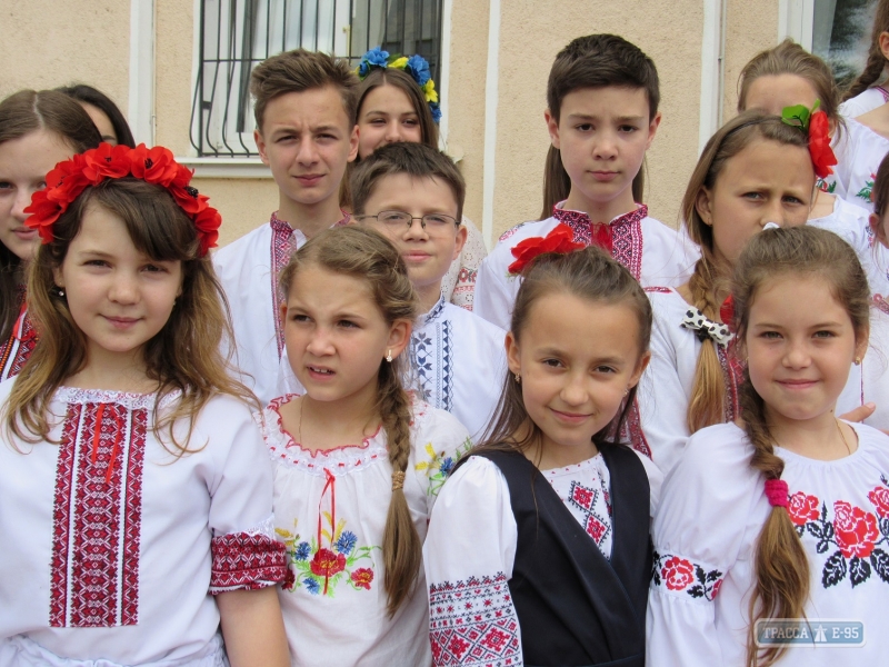 Школьники в Белгороде-Днестровском устроили флешмоб, посвященный Дню вышиванки