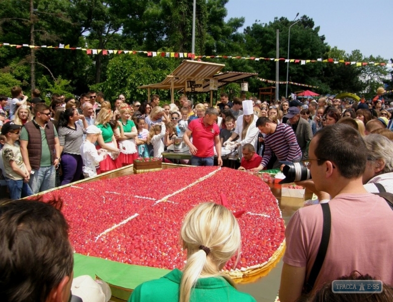 В Одессе приготовили рекордный по размерам клубничный торт 