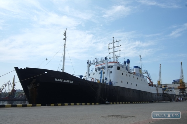 Уникальное научно-исследовательское судно зашло в Одесский порт (фото)