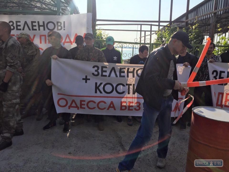 Активисты в камуфляже нагрянули в частный дом судьи в Одесской области