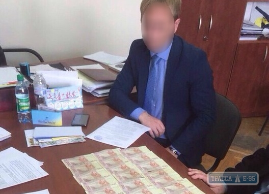 Начальник отдела Одесской ОГА пытался дать взятку своему шефу