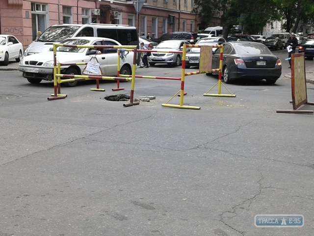 Провал в асфальте на оживленном перекрестке в центре Одессы приводит к большим пробкам