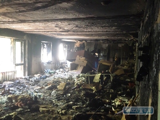 Коммунальщики разбирают завалы в уничтоженных взрывом квартирах на Посмитного в Одессе (фото)