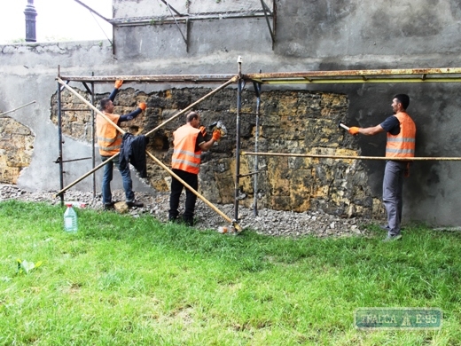 Рабочие приступили к ремонту Потемкинской лестницы в Одессе: сбивают старую штукатурку (фото)