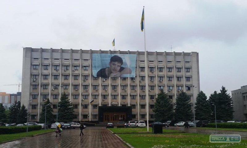 Огромный портрет Надежды Савченко появился на здании Одесской обладминистрации