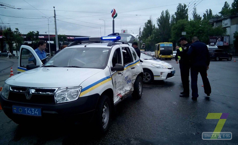 Автомобиль патрульной полиции попал в ДТП на 3 станции Люстдорфской дороги в Одессе