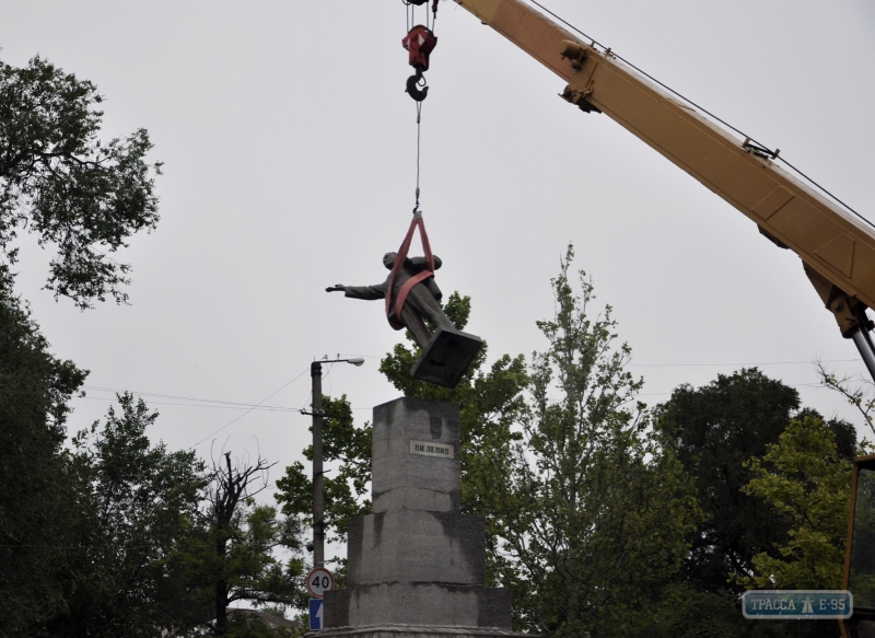 В Болграде снесли первый памятник Ленину