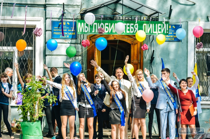 Последний звонок прозвенел в одесских школах. Поздравить Ришельевский лицей приехал Саакашвили