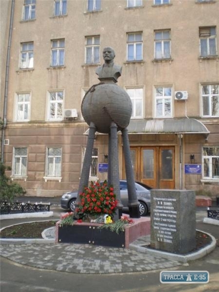 Саакашвили приказал стереть упоминания о маршале Жукове в Одессе и снести памятник Ленину-«пауку»
