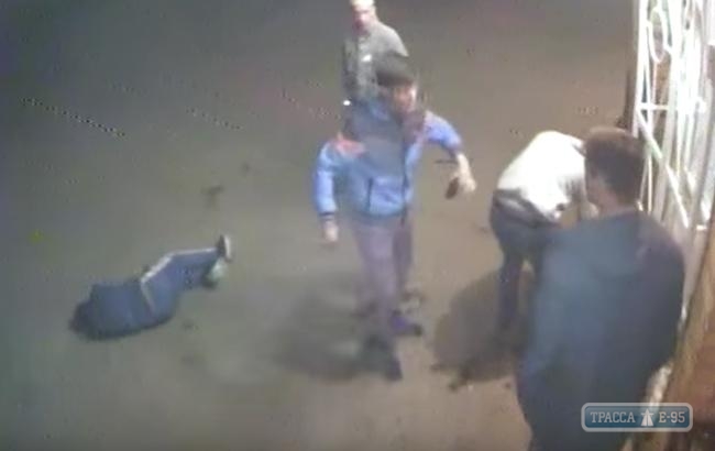 Подростки в городе-спутнике Одессы жестоко избили мужчину из-за того, что им не продали пиво  