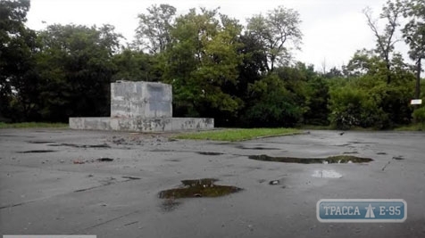 Одесские коммунальщики снесли памятник Ленину в Савицком парке (фото) 