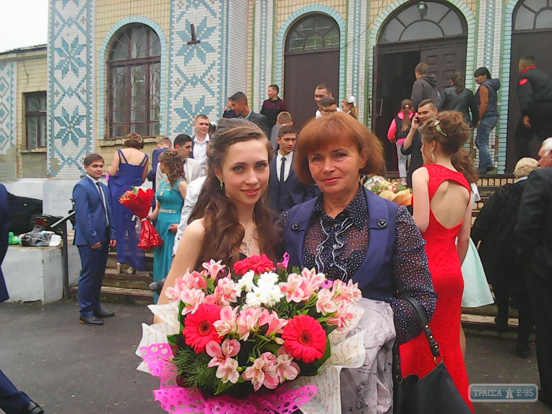 Благотворительный фонд поощрил денежным вознаграждением золотую медалистку школы в Ивановке