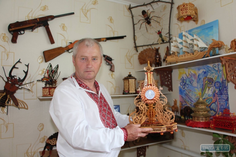 Учитель из Березовского района создает уникальные поделки из фанеры