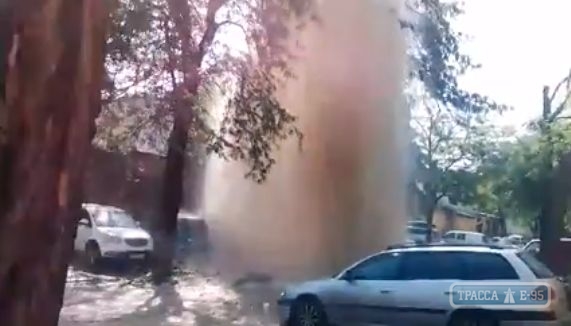 Огромный фонтан образовался из-за прорыва трубы на улице Мечникова в Одессе (видео)