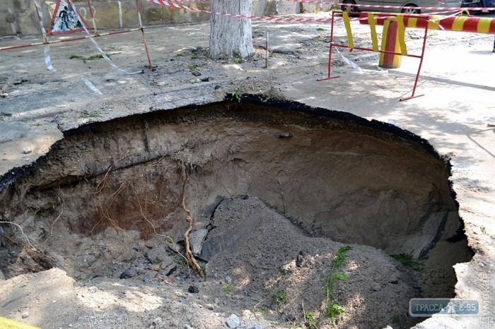Коммунальщики зароют яму, образовавшуюся из-за прорыва трубы в Одессе, после испытаний теплосетей
