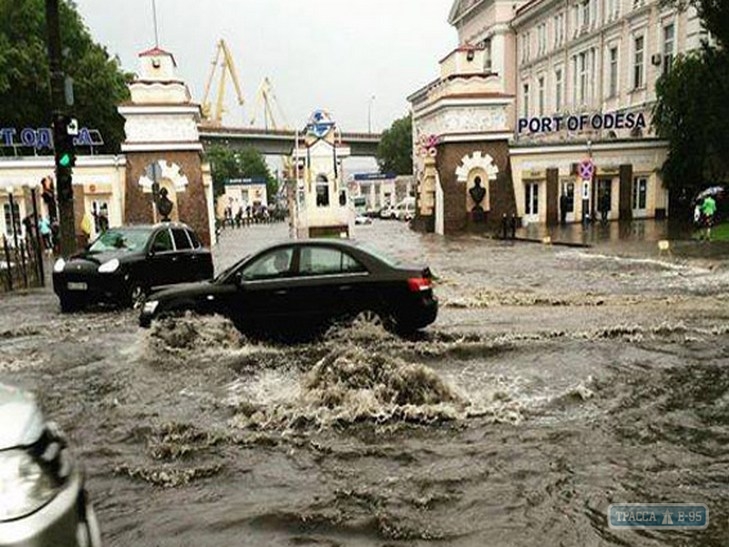 Таможенная площадь и ул. Приморская в Одессе стали огромными лужами, в которых глохнут автомобили 