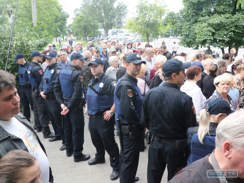 Жители проспекта Маршала Жукова вышли протестовать против переименования в пр. Небесной Сотни